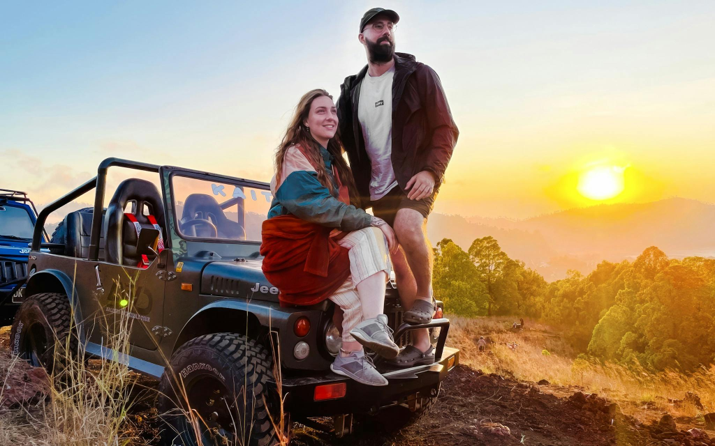 Tour guiado en jeep por el amanecer del monte Batur con exploración de lava negra, desayuno y traslados al hotel





































 (Mt Batur Sunrise Tour by Jeep + ATV Quad Bike ) - 1