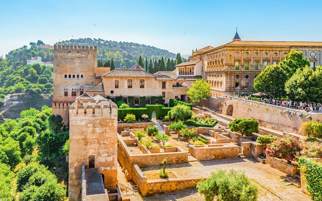 Day trips to Alhambra (From Málaga: Granada & Alhambra Tour with Tickets Included) - 3