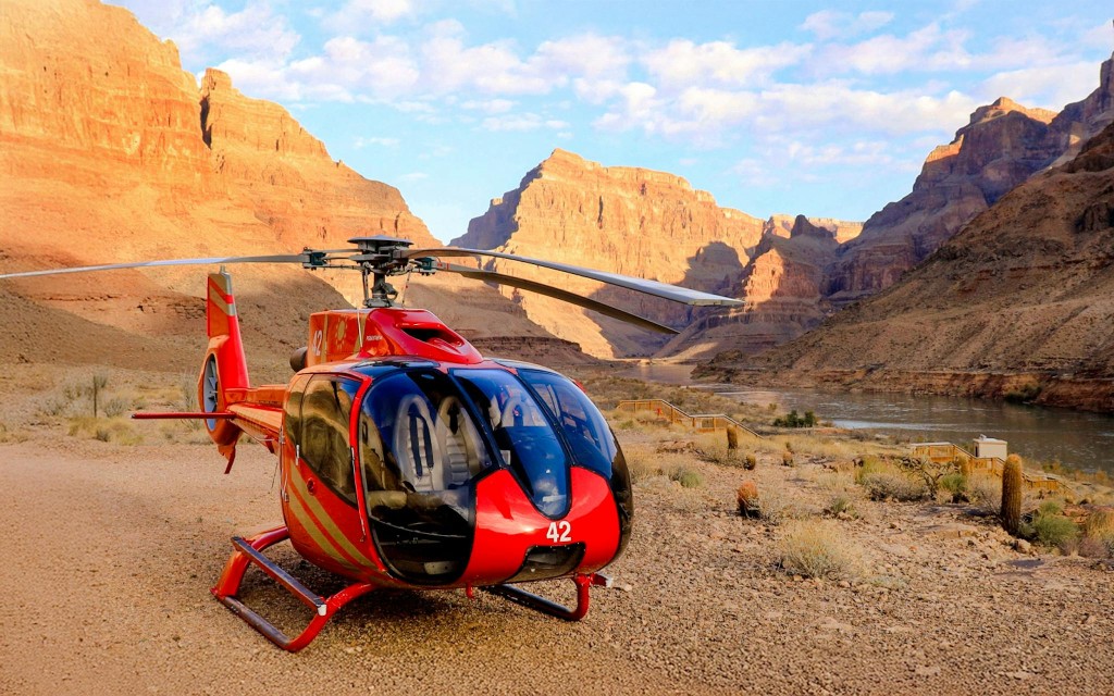 15-minutowa wycieczka helikopterem po zachodniej krawędzi Wielkiego Kanionu plus lądowanie na dnie kanionu, rejs łodzią z opcjonalnym spacerem po nieboskłonie (From West Rim: Helicopter Tour) - 1