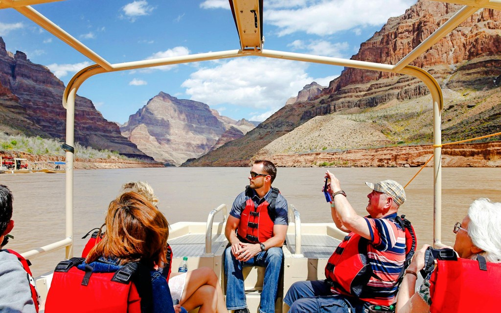 Passeio de helicóptero de 15 minutos pela Margem Oeste do Grand Canyon, com pouso no fundo do cânion, passeio de barco e Skywalk opcional (From West Rim: Helicopter Tour, 15-min + 20-min Boat Ride) - 1
