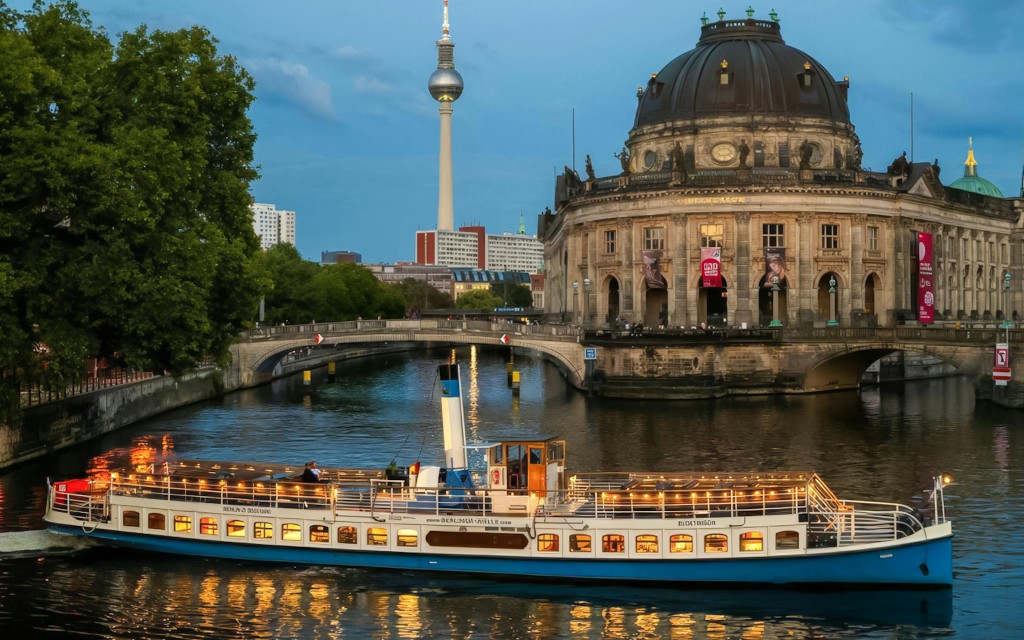 Berlin: Spree Abendlichter und Schifffahrt bei Sonnenuntergang (2.5-Hour Sunset Cruise in Eco-Friendly Catamaran) - 1