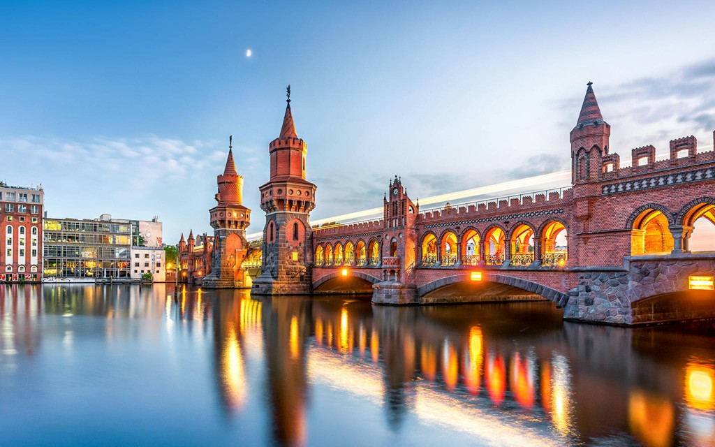 Berlin: Spree Abendlichter und Schifffahrt bei Sonnenuntergang (2.5-Hour Sunset Cruise in Eco-Friendly Catamaran) - 2