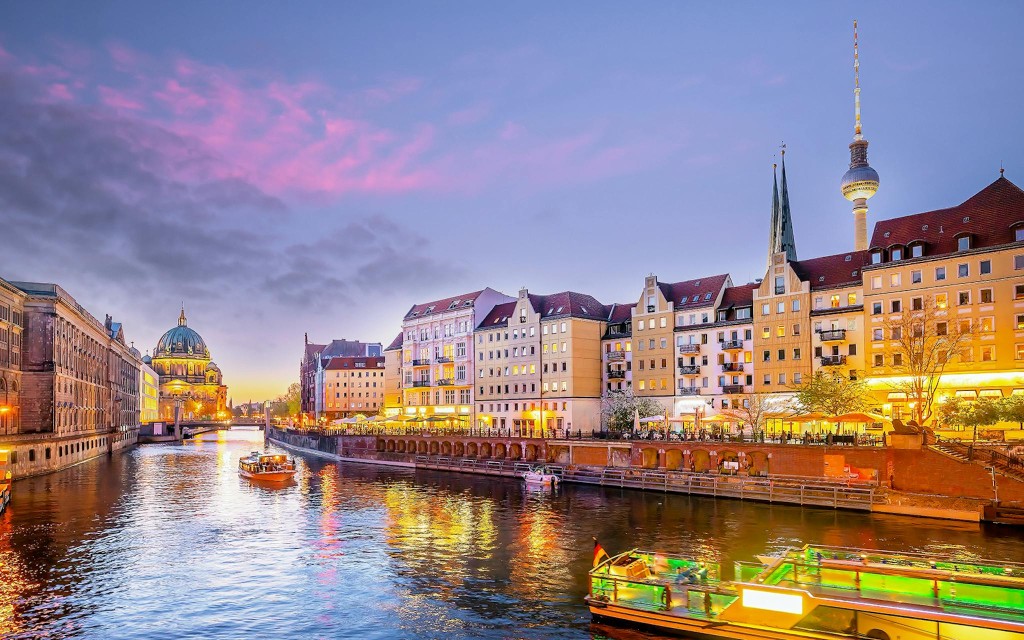 Berlin: Spree Abendlichter und Schifffahrt bei Sonnenuntergang (2.5-Hour Sunset Cruise in Eco-Friendly Catamaran) - 3