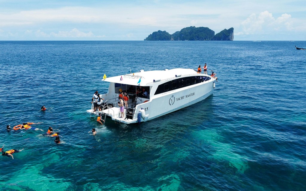 Von Phuket aus: Phi Phi Island & Maya Bay Tour mit Katamaran mit Mittagessen & Hoteltransfers (Full Day Tour with Park Fees Included) - 1