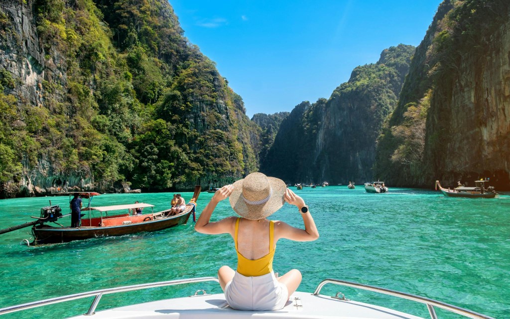 Z Phuket: Wycieczka katamaranem na wyspę Phi Phi i do Maya Bay z lunchem i transferami hotelowymi (Full-Day Tour with Park Fees Excluded) - 1