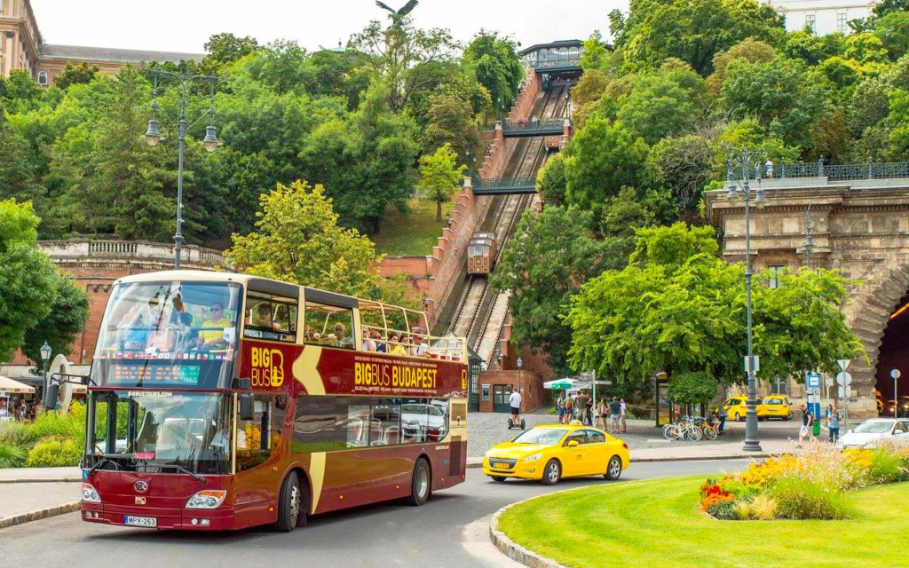 Kombitickets: Budapest Hop-on Hop-off Bustour + Donau-Flussfahrt (Combo: Budapest Hop-On Hop-Off Bus Tour + Danube River Cruise) - 1
