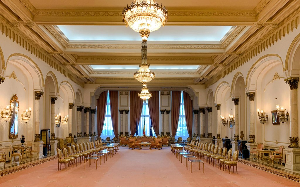 Visita guiada sin colas al Palacio del Parlamento de Bucarest (English Guided Tour of Palace of Parliament) - 1