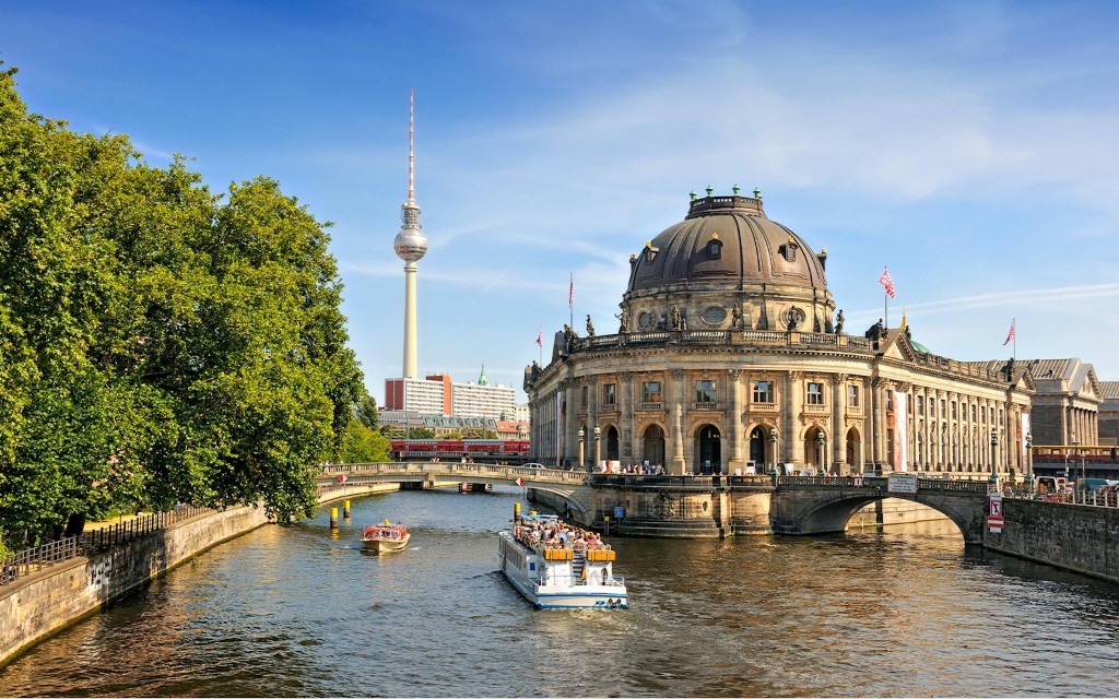 2,5-stündige Sightseeing-Schifffahrt zu den Highlights von Berlin (City Center and East-Side Cruise in Solar Catamaran) - 1