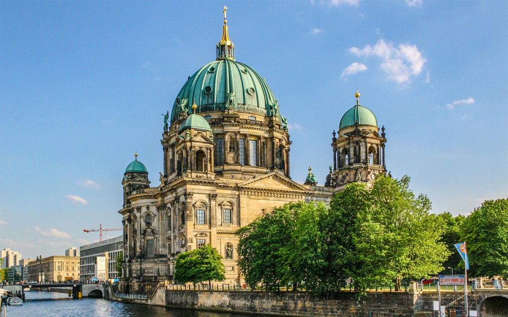 2,5-stündige Sightseeing-Schifffahrt zu den Highlights von Berlin (City Center and East-Side Cruise in Solar Catamaran) - 2