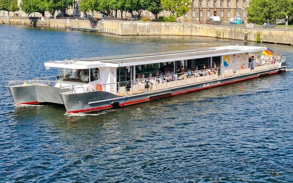 2,5-stündige Sightseeing-Schifffahrt zu den Highlights von Berlin (City Center and East-Side Cruise in Solar Catamaran) - 3