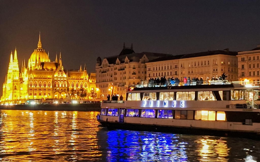Budapest: Sightseeing-Schifffahrt auf der Donau bei Nacht (45-Minute Nighttime Sightseeing Cruise with Lounge Music) - 1