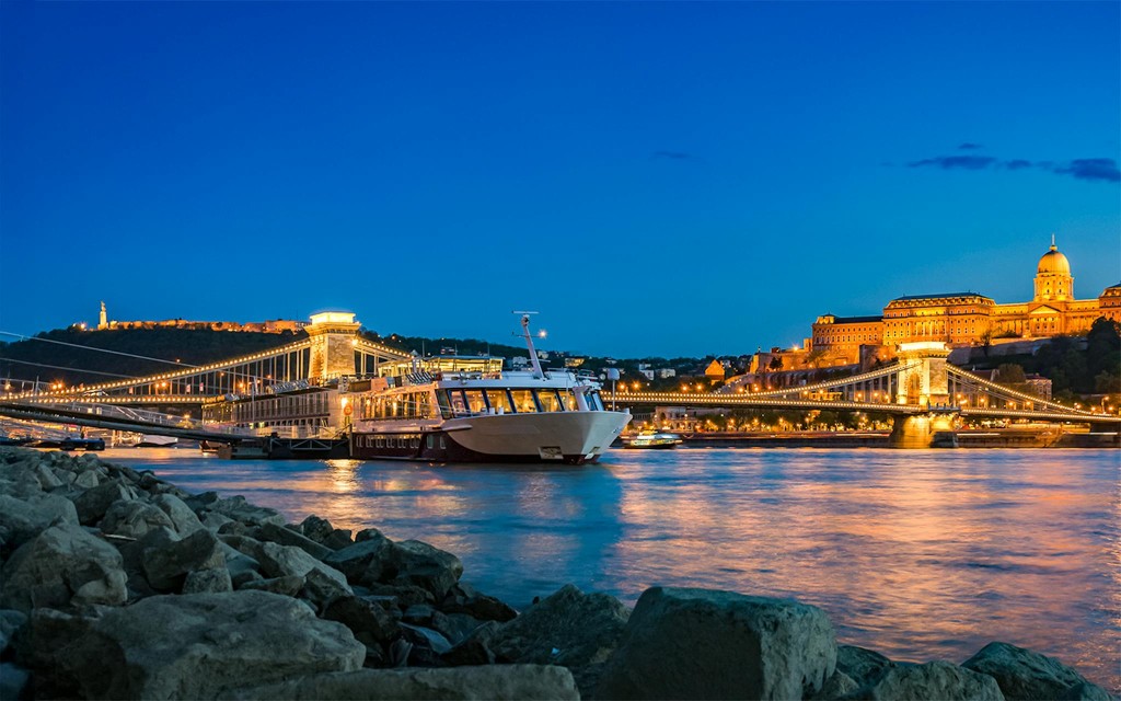 Budapest Donau-Flussfahrt mit Abendessen (Dinner Cruise with Folklore Show & Window Seating) - 1