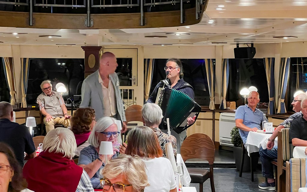 Budapest Donau-Flussfahrt mit Abendessen (Dinner Cruise with Folklore Show) - 2