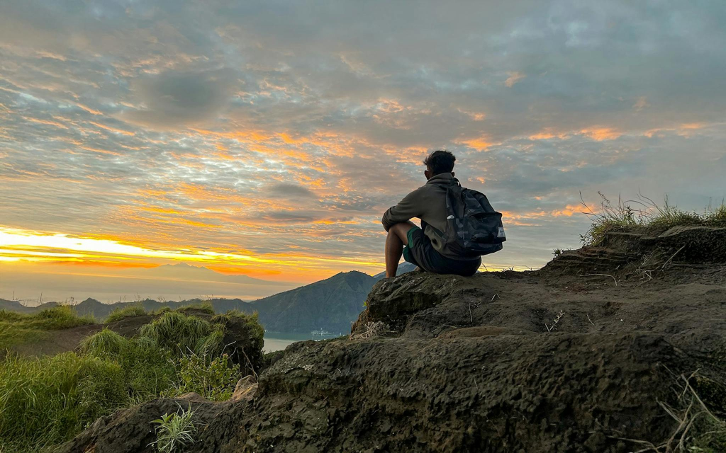 Excursión al amanecer al monte Batur en ruta de senderismo o en jeep, con aguas termales naturales y traslados desde el hotel
 (By Jeep: Mt Batur Sunrise Tour + Natural Hot Springs + Free Luwak Coffee Experience ) - 1