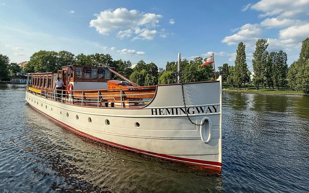 Sightseeing-Flussfahrt auf der Spree in Berlin auf einer Luxusjacht (1-Hour Cruise on the Electric Fitzgerald) - 1