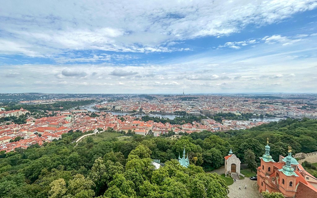Prag Petřín Turm und Spiegellabyrinth Eintrittsticket (Petřín Hill Audio Guide & Petřín Lookout Tower Ticket) - 1