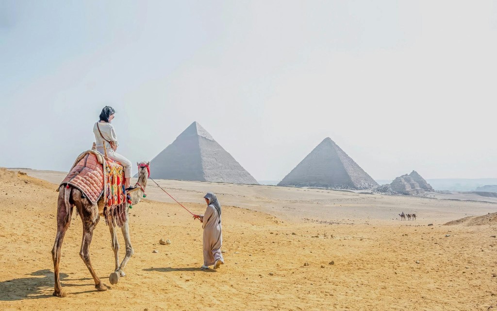 Ab Hurghada mit dem Flugzeug: Ganztägige Kairo-Tour mit Besuch des Grand Egyptian Museum und der Pyramiden von Gizeh  (Small Group Tour: Pyramids of Giza Complex + Grand Egyptian Museum + Nile Boat Trip) - 1
