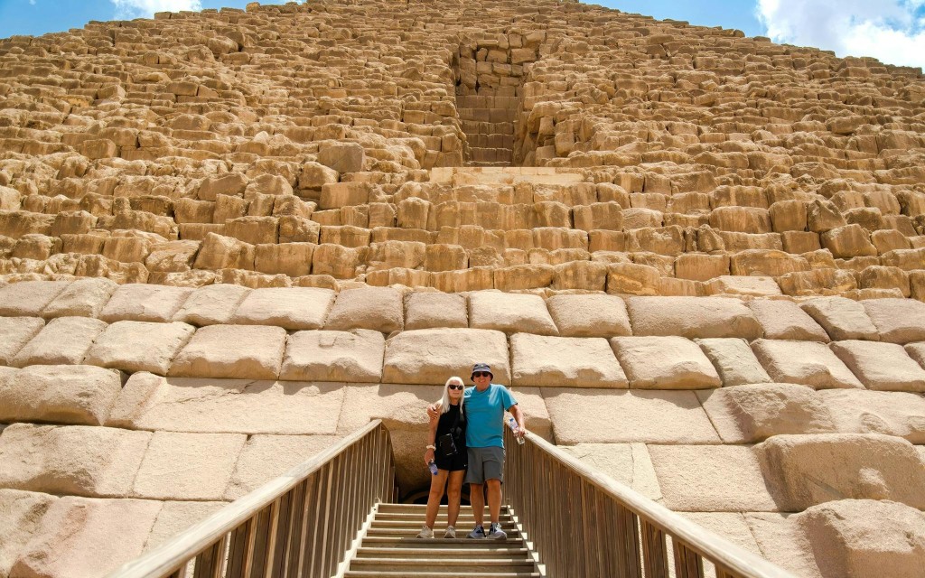 Ab Hurghada mit dem Flugzeug: Ganztägige Kairo-Tour mit Besuch des Grand Egyptian Museum und der Pyramiden von Gizeh  (Small Group Tour: Pyramids of Giza Complex + Grand Egyptian Museum (No Entry Fees)) - 2