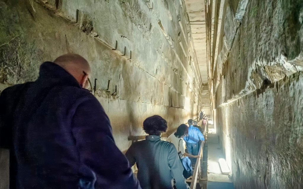Ab Hurghada mit dem Flugzeug: Ganztägige Kairo-Tour mit Besuch des Grand Egyptian Museum und der Pyramiden von Gizeh  (Small Group Tour: Pyramids of Giza Complex + Grand Egyptian Museum + Nile Boat Trip) - 3