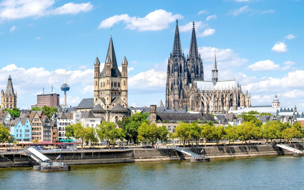 Stadtrundfahrt mit dem Boot auf dem Rhein mit Blick auf die Kölner Skyline (1.5-Hour Skyline Tour) - 2