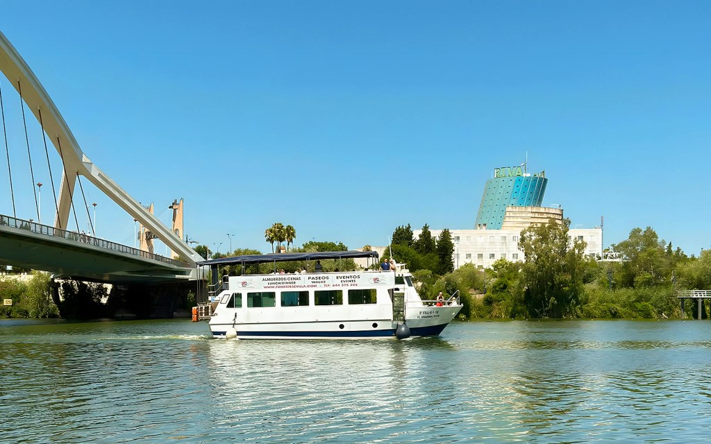 Sightseeing-Bootsfahrt auf dem Guadalquivir in Sevilla  (Seville River Cruise with Tapas & Drinks – 1.5 Hours) - 1