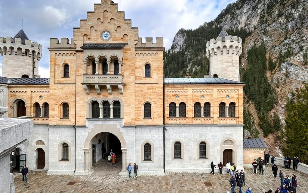Desde Múnich: visita guiada de un día completo a los castillos de Neuschwanstein y Linderhof y a la Gruta de Venus en un autobús de lujo (Neuschwanstein, Linderhof Castles & Venus Grotto Full-Day Guided Tour) - 1