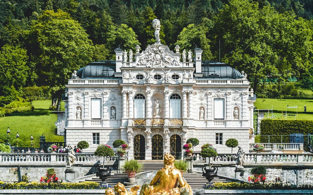 Desde Múnich: visita guiada de un día completo a los castillos de Neuschwanstein y Linderhof y a la Gruta de Venus en un autobús de lujo (Neuschwanstein, Linderhof Castles & Venus Grotto Full-Day Guided Tour) - 2