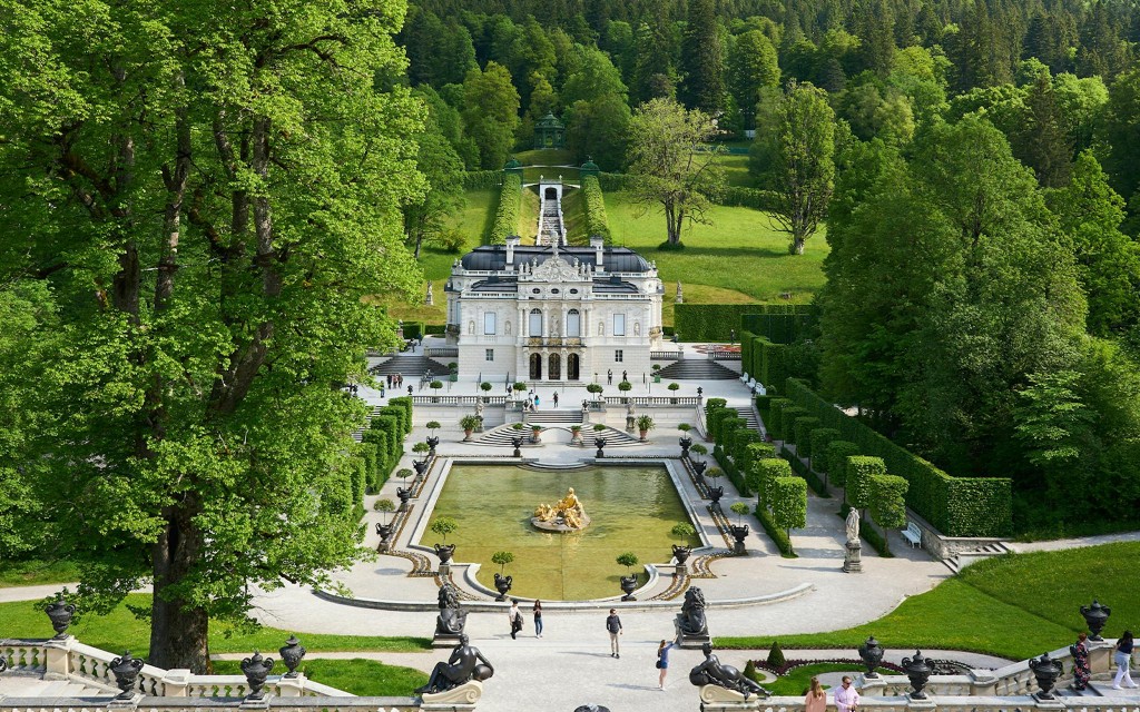 Desde Múnich: visita guiada de un día completo a los castillos de Neuschwanstein y Linderhof y a la Gruta de Venus en un autobús de lujo (Neuschwanstein, Linderhof Castles & Venus Grotto Full-Day Guided Tour) - 3