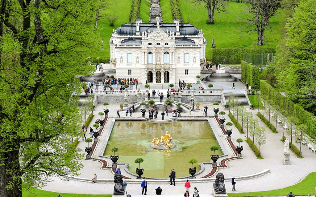 Desde Múnich: visita guiada de día completo a los castillos de Neuschwanstein y Linderhof (From Munich: Guided Tour without Entry Tickets) - 2