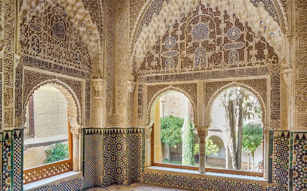 Alhambra Skip-the-Line Guided Tour with Nasrid Palaces (Standard English Guided Tour) - 3