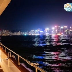 Porto Vittoria di Hong Kong: Tour notturno in barca con snack e bevande illimitati - 2