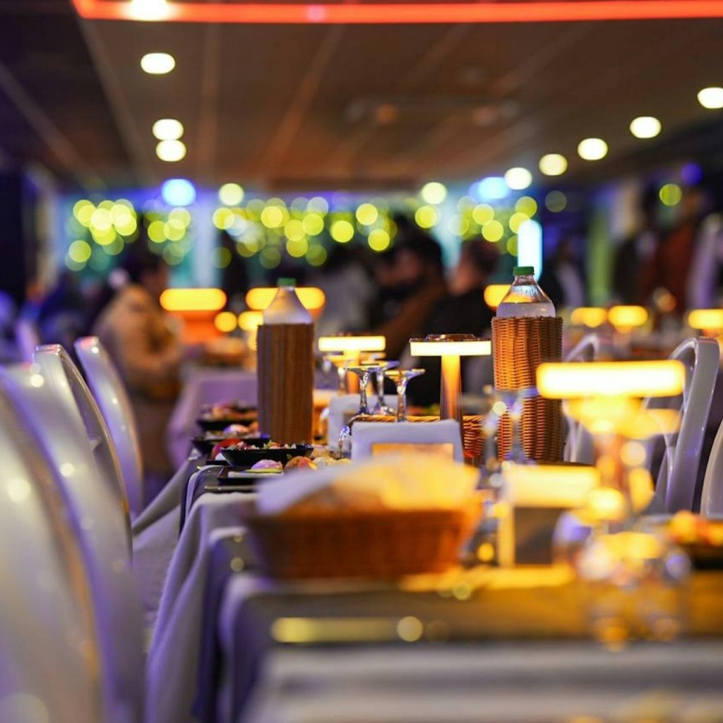 Istanbul: creuer amb sopar al Bòsfor i espectacle en viu en catamarà - Alcoholic Drinks + Transfer from Hotel - 1