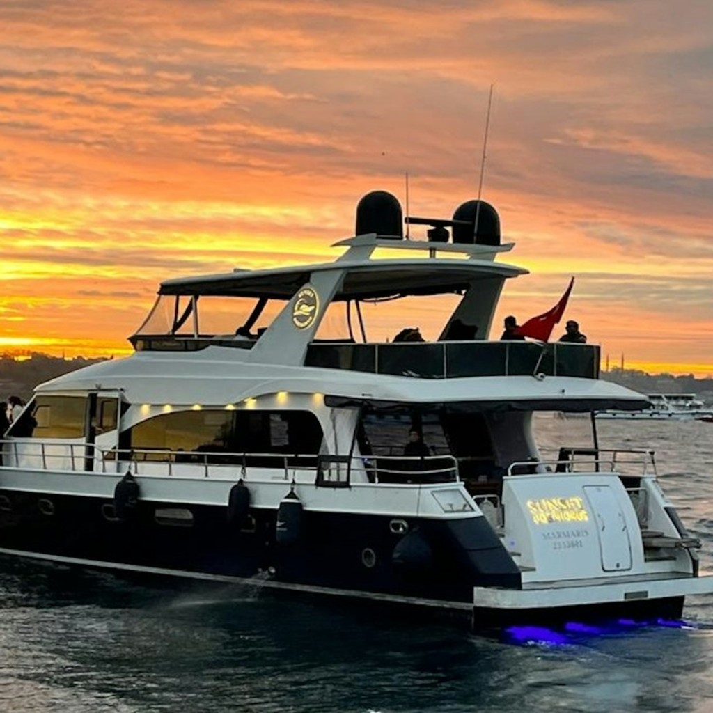 Istanbul: Bosphorus Sunset Yacht Cruise with Snacks (MegaPass) - 1
