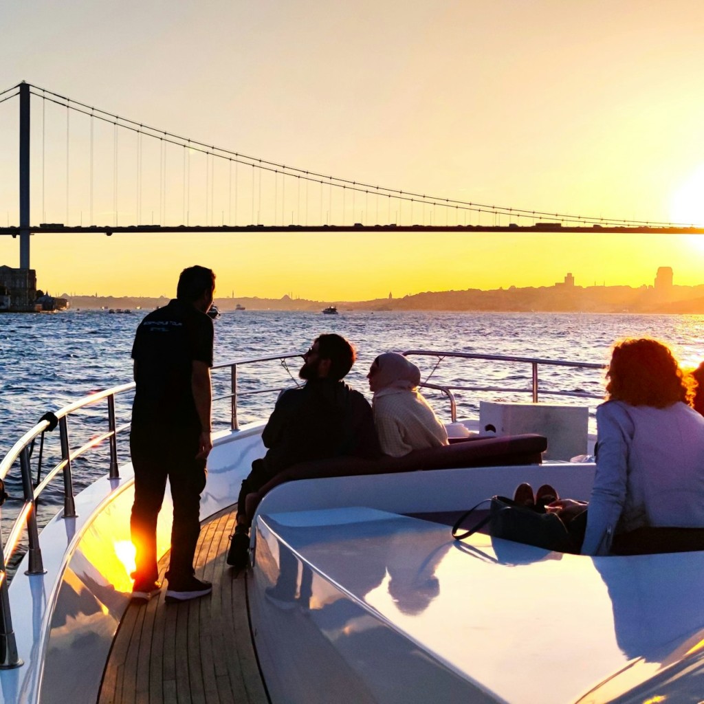Istanbul: Bosphorus Sunset Yacht Cruise with Snacks (MegaPass) - 2