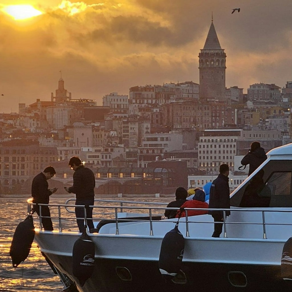 Istanbul: Bosphorus Sunset Yacht Cruise with Snacks (MegaPass) - 3