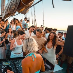 Lisbon: Sunset Boat Party + Live Music + Nightclub Entry - 3