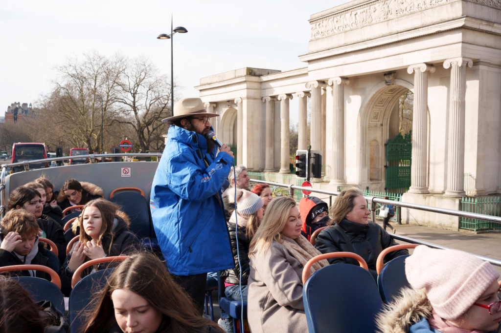 London Open Top Bus Tour with English-speaking Guide (London Open Top Bus - Guided Night Tour (Family Package)) - 3