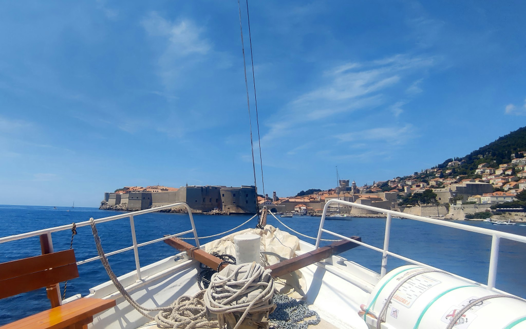 Almuerzo a bordo frente a los muros de las ciudades de Dubrovnik (Lunch on Board in Front of Dubrovnik City Walls) - 1