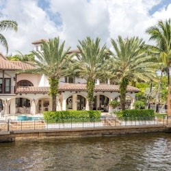 Miami: Guided City Tour + Biscayne Bay Cruise + Dolphin Mall Visit + Transfers - 1