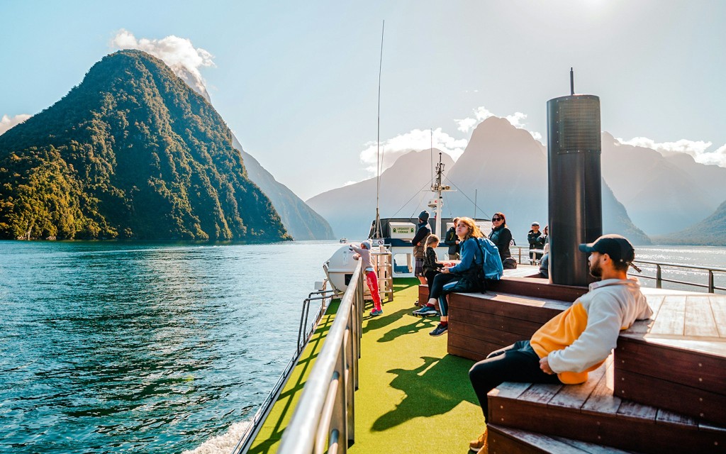 Milford Sound Schifffahrt mit mehreren Aussichtsdecks von RealNZ (Aboard Haven: Rooftop Beer Garden Views) - 2
