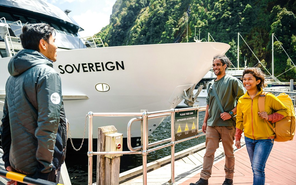 Milford Sound Schifffahrt mit mehreren Aussichtsdecks von RealNZ (Aboard Haven: Rooftop Beer Garden Views) - 3