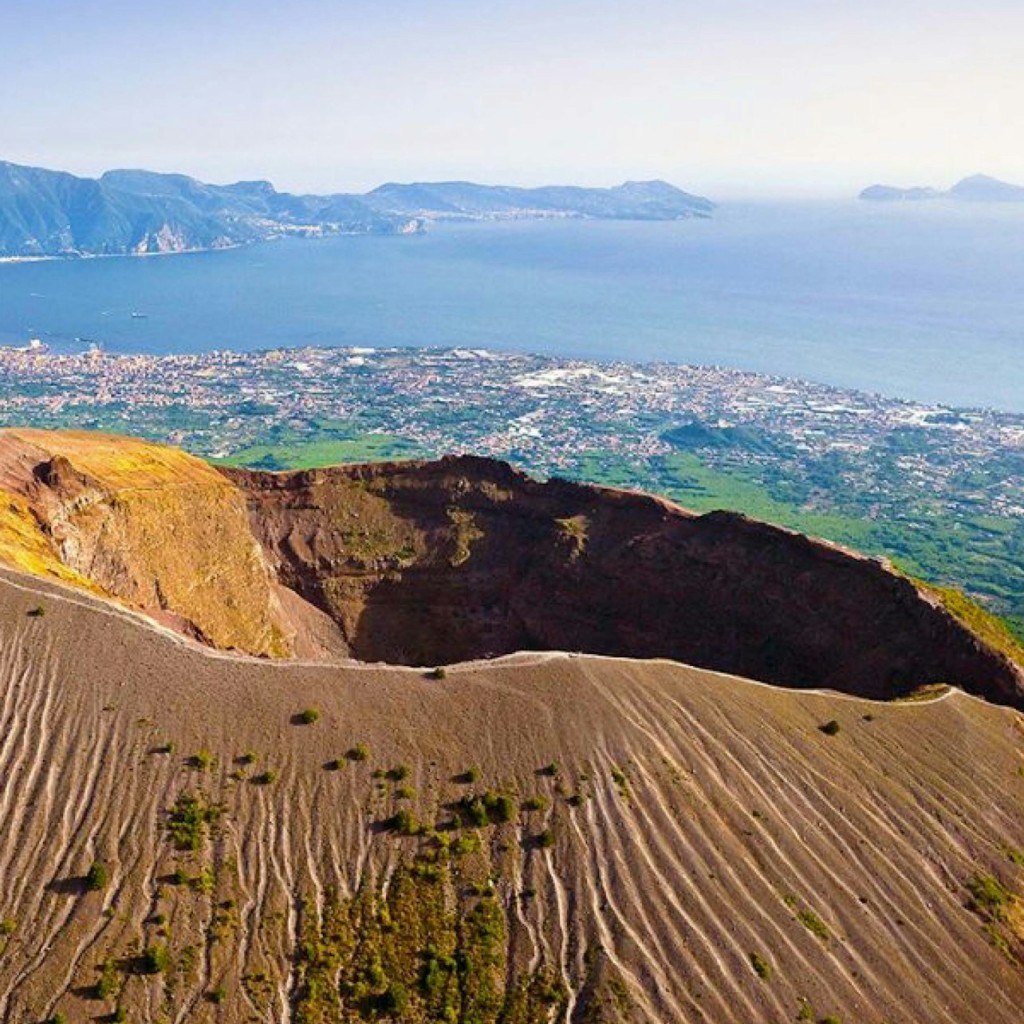 Mount Vesuvius: Fast Track Ticket + Roundtrip from Pompei - 1