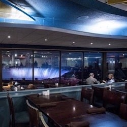 Niagara Falls: Evening Walking Tour with Fireworks Cruise and Dinner - 1