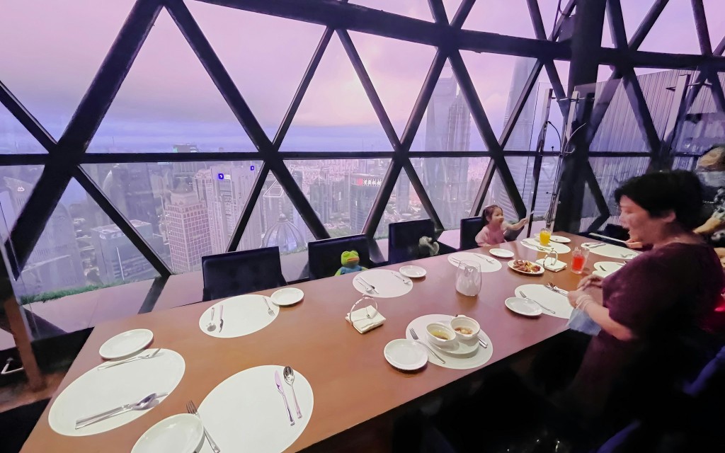 Oriental Pearl Radio & Television Tower Tickets mit Mittagessen/Dinner Buffet (Two Sphere Tickets with Coca-Cola Happy Restaurant Buffet) - 3