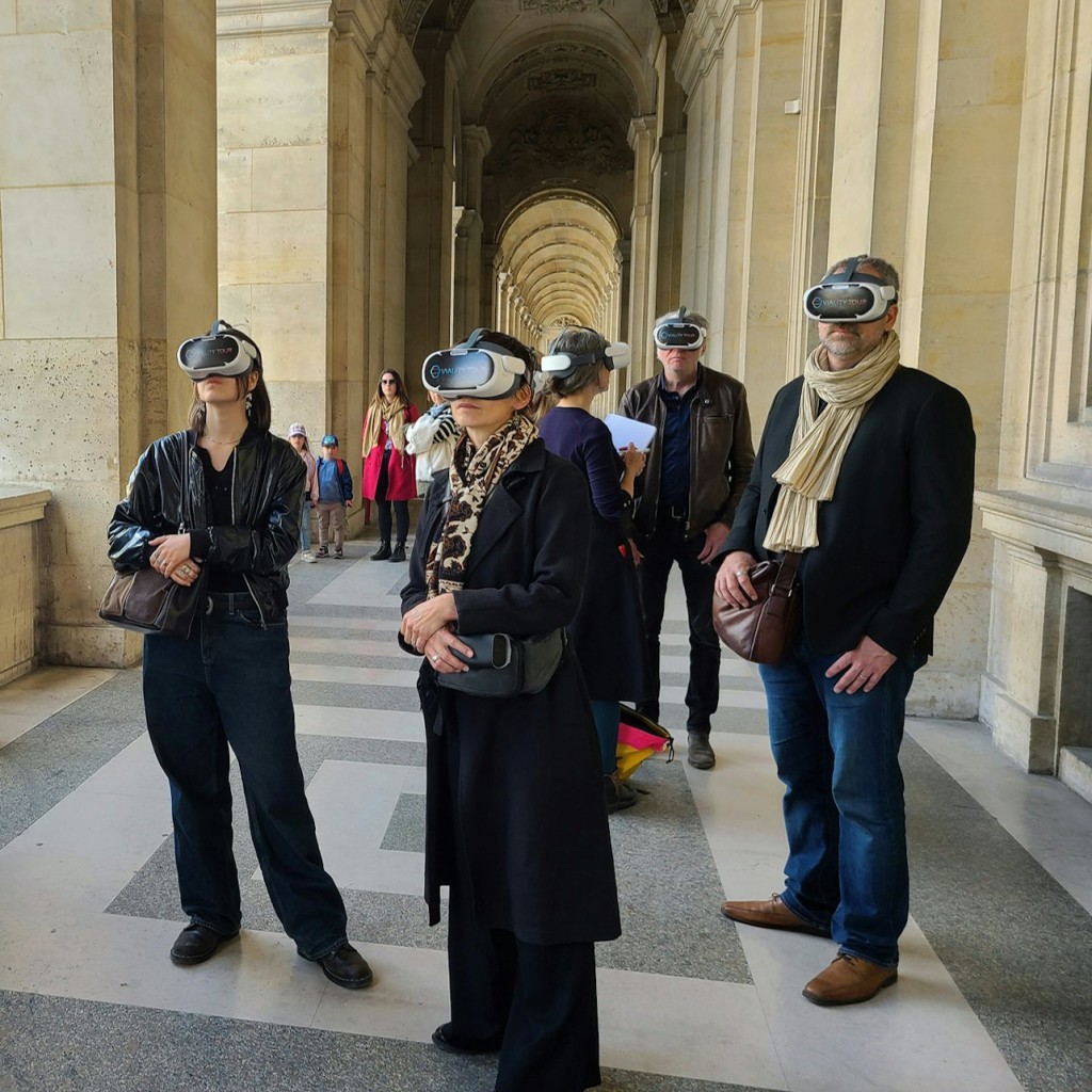 Paris: Immersive VR Louvre History Tour - 1