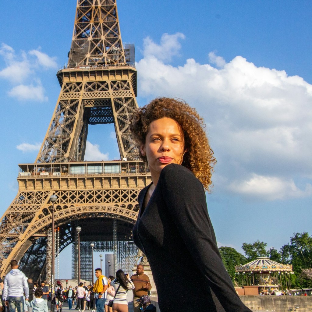 Paris: Professional Photoshoot at Eiffel Tower - 15 Minutes - 2