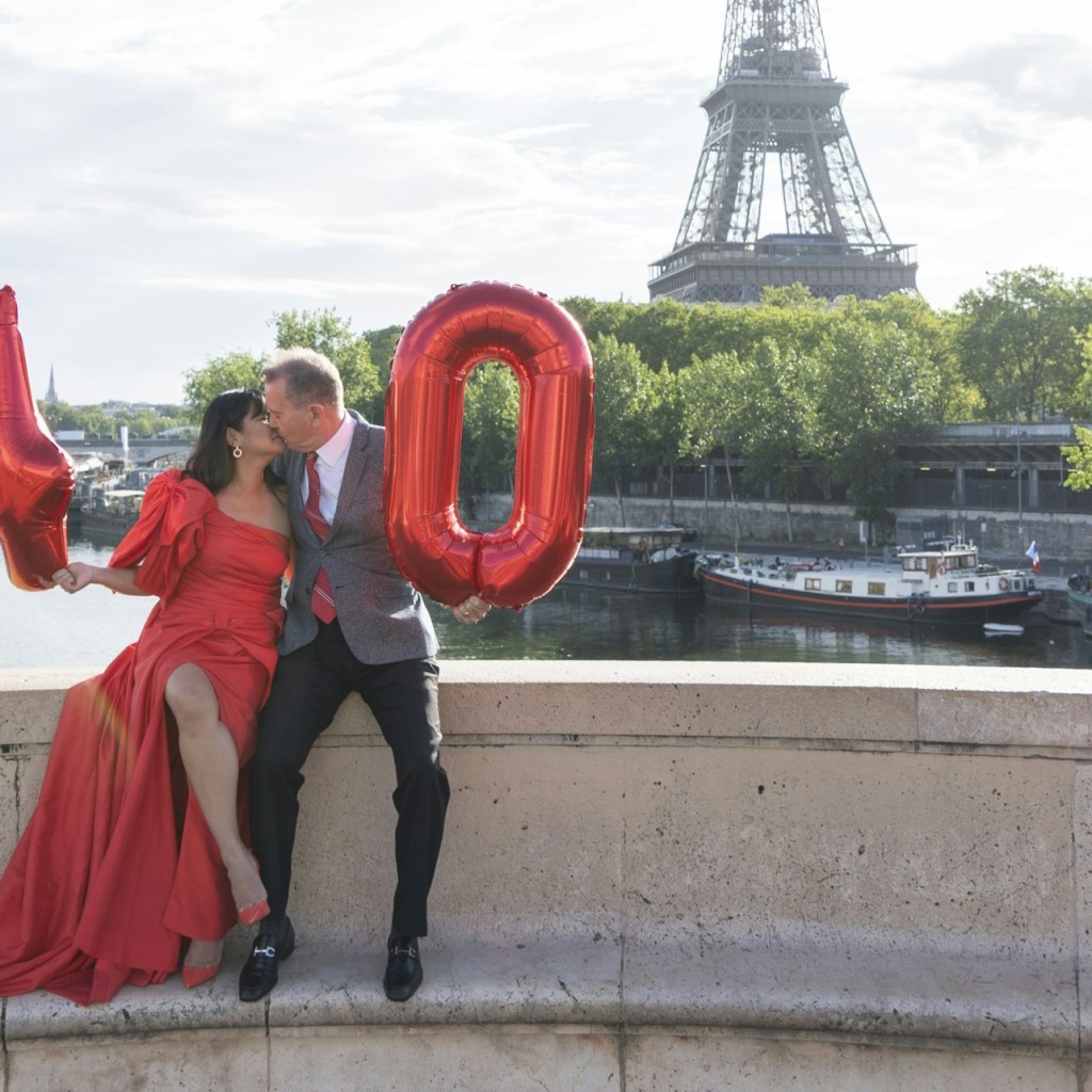 Paris: Professional Photoshoot at Eiffel Tower - 30 Minutes - 1