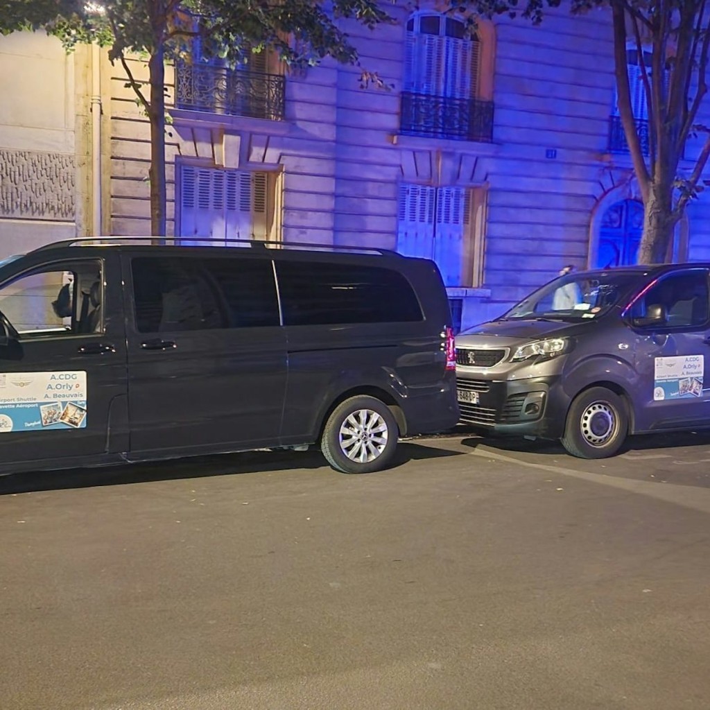 Paris : Transfert en navette partagée de l'aéroport d'Orly à la gare de Paris Montparnasse - 2
