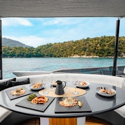Illes Phi Phi i badia Maya: Creuer amb iot guiat des de Phuket + Dinar + Begudes - 1