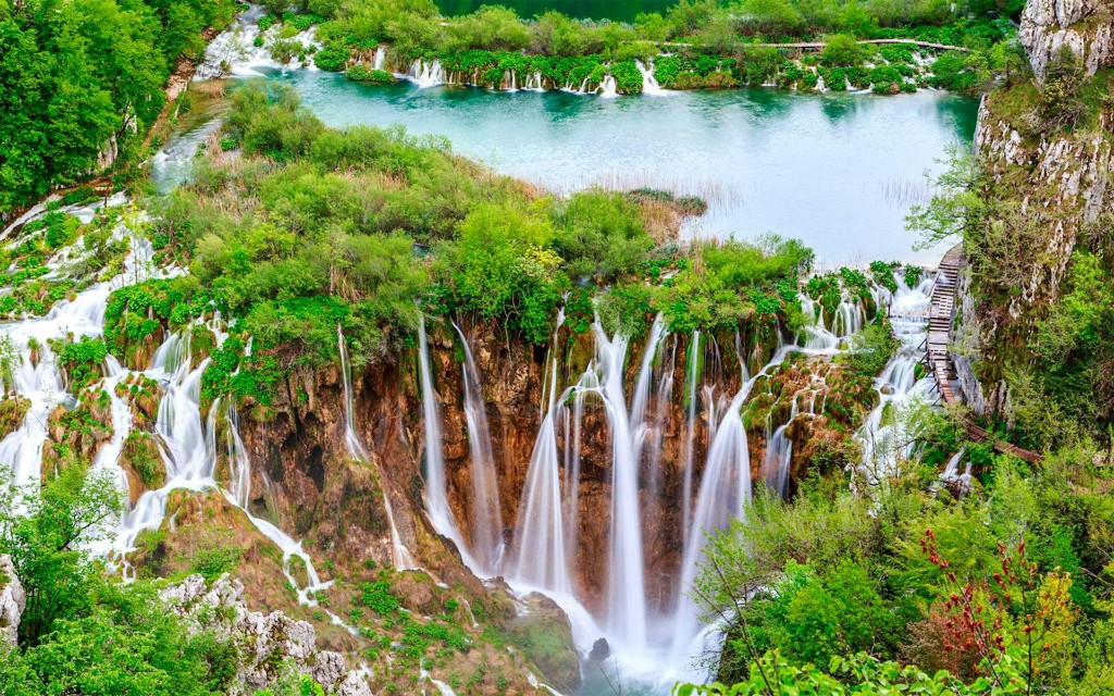 Entrada al Parque Nacional de los Lagos de Plitvice con tren panorámico y paseo en barco (1-Day Entry Ticket: South Entrance) - 1